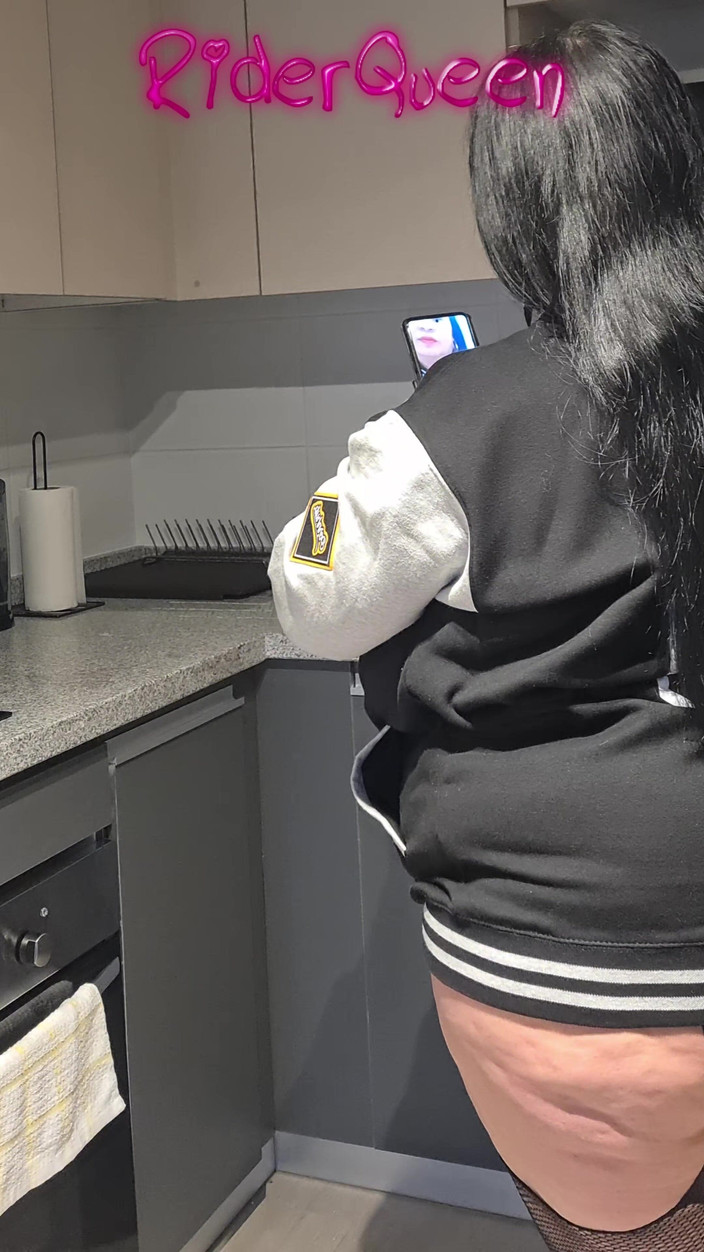 Riderqueen BBW Step Mom Latina Ebony: Aku memasak pantat besar