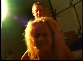 Hooters Entertainment: MILF blonde segar memukul mukanya