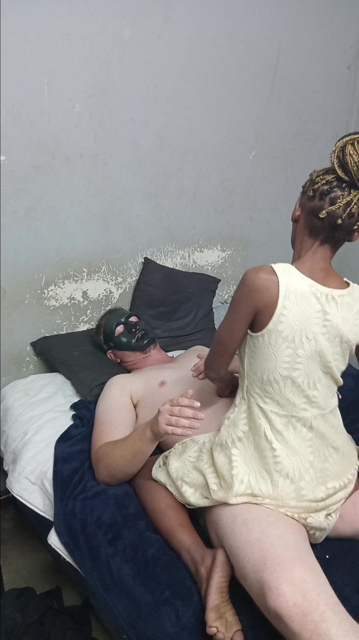 hothouse18xxx: Чорна Дівчина З Обплетеним Волоссям Смокче Член Татусів І Катається На Ньому В Сукні Yello