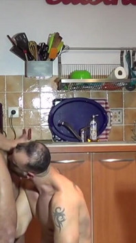 Kamera internetowa zerżnięta na oklep przez Viktora Roma w kuchni