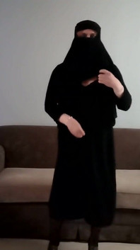 Transformare bleg: de la hijab la curvă bimbo