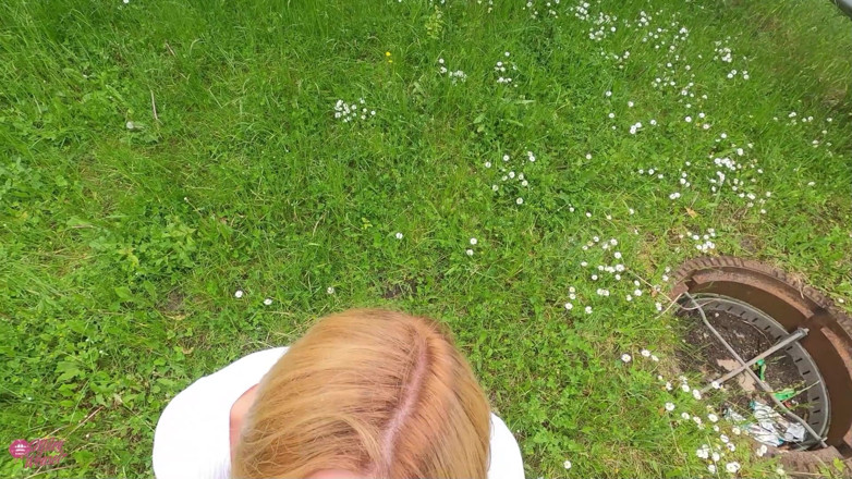Miley Weasel: Geile blonde slet wordt in haar kont geneukt