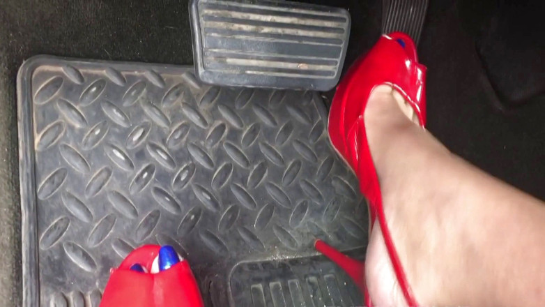 Solo Austria: 熟女梅根穿着性感的红色高跟鞋踏板抽插