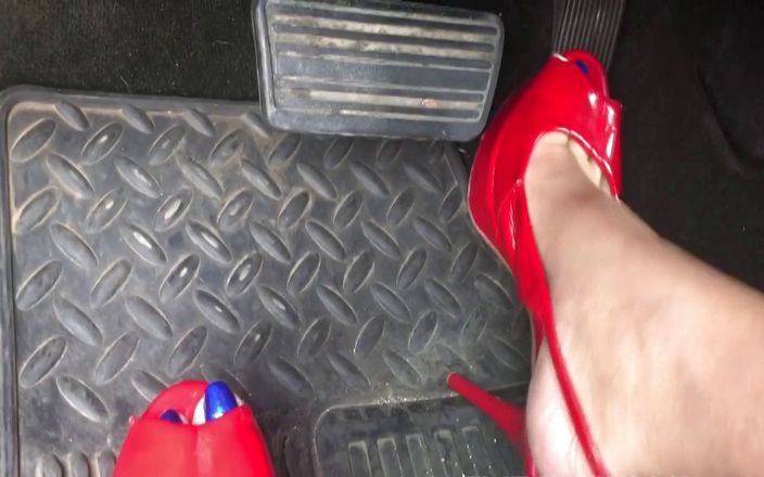Solo Austria: Milf Megan bombeando el pedal en sexy tacones altos rojos