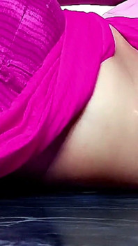 Ammu解释了正确的方式，并试图绑住她的乳房。