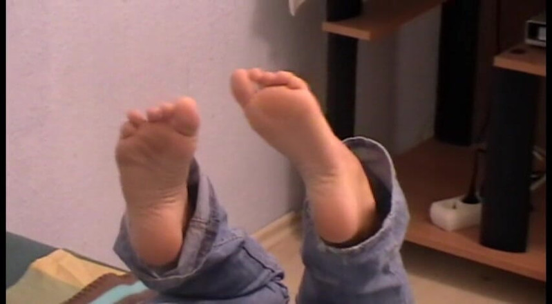 Foot Girls: Đọc báo và thư giãn đôi chân mệt mỏi