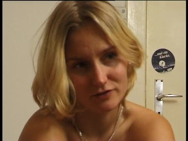 Lucky Wankerz: Vulpiță blondă agățată și ademenită să se masturbeze în fața camerei