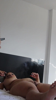 Jovem empregada com o melhor peito natural