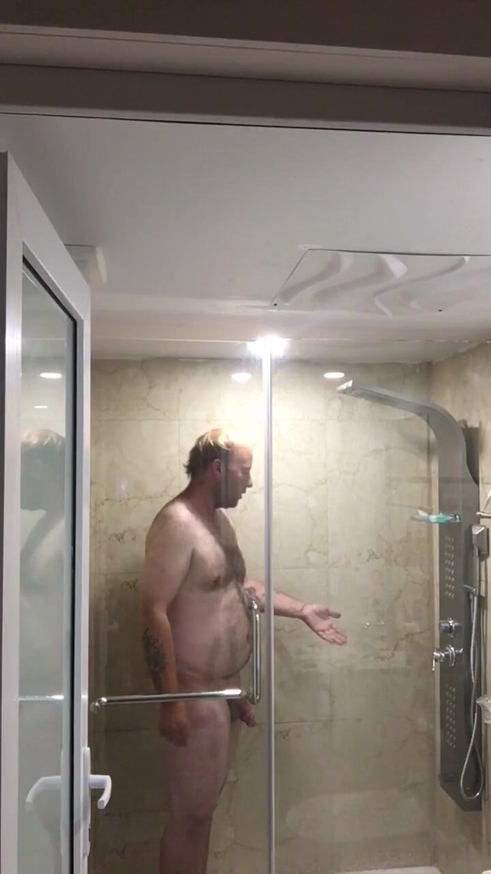 Bigwhitecock: Fun in the Shower