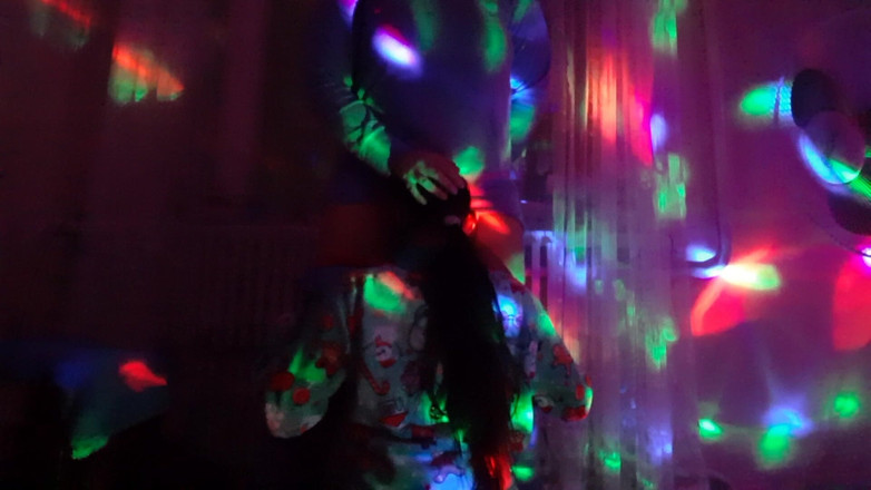 Lesbian-illusion: На вечеринке, пока все танцевали, мы пошли в угол с незнакомцем для траха