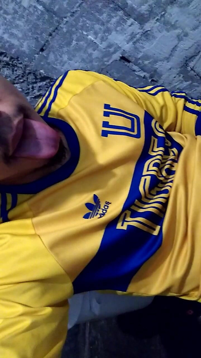 AlexAlejandro13: Uma noite onde eu mijo em todo o rosto rico...