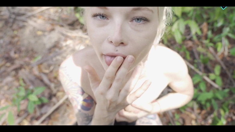 Karneli Bandi: Šťavnaté kouření v lese od sexy blondýnky se spermatem v ústech!