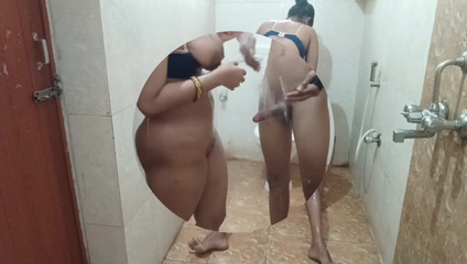 Priya ki Papa: Bhabhi improvvisamente entra in bagno senza bussare alla porta | Sesso...