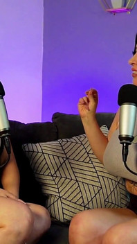 2 filles latines se mangent leurs gros nichons à la fin du podcast
