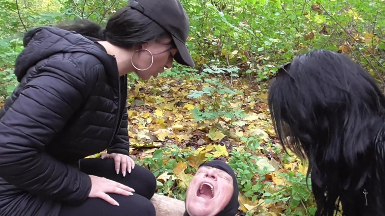 Femdom Austria: Spottande session i skogen