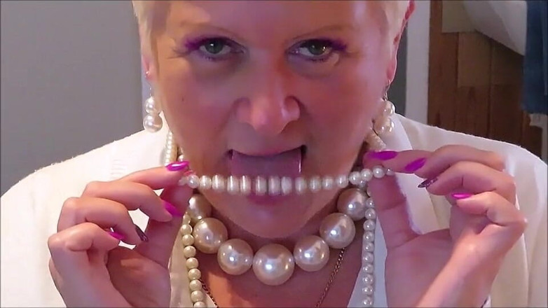 Uk Joolz: Feeling naughty with her pearl necklace