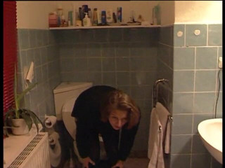 Lucky Cooch: Mujer meando en el baño
