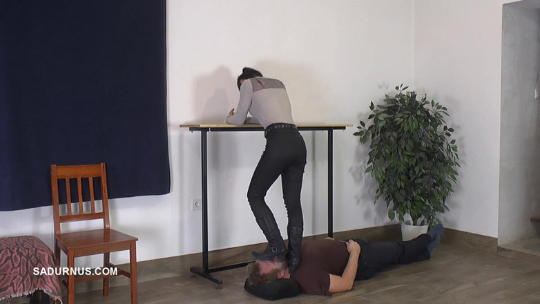 Sadurnus: Sydney zničila botou tvář otroka