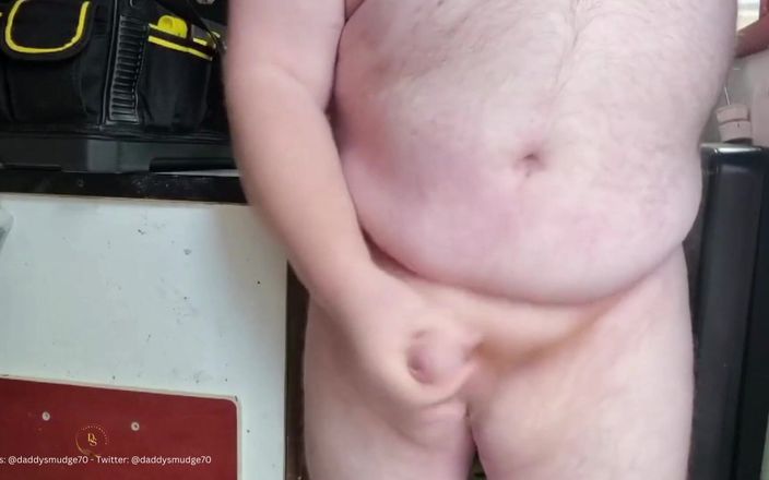 Daddysmudge: Un papa jouit dans la remise