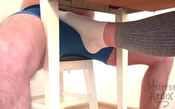 Mistress Redix: Pipe en chaussette et orgasme ruiné sous la table