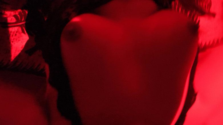 Horny Suhani: 印度夫妇邋遢口交和深喉