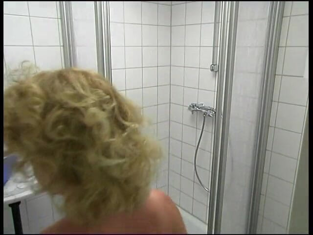 Lucky Wankerz: Une femme mature se doigte le trou dans la salle...