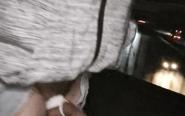 kinkygaynudist: ゲイの男が裸で高速道路の橋を渡る