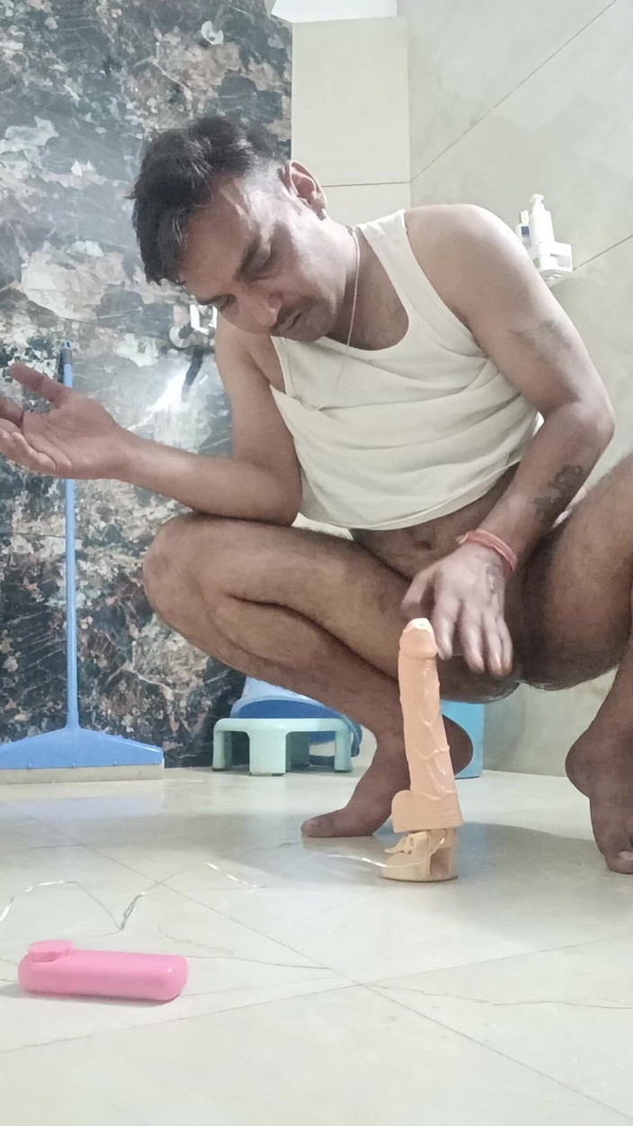 Rajasthani-old-lover: Indische Desi-man geniet van masterbatieshow met buurman stiefvader en dildo-vibrator