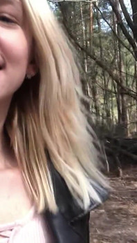 Pipì nella foresta