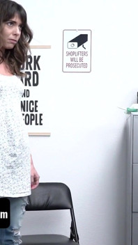 Ladrona de tiendas Mylf - milf de pelo oscuro que finge estar embarazada atrapada rellenando cosas debajo de su camisa