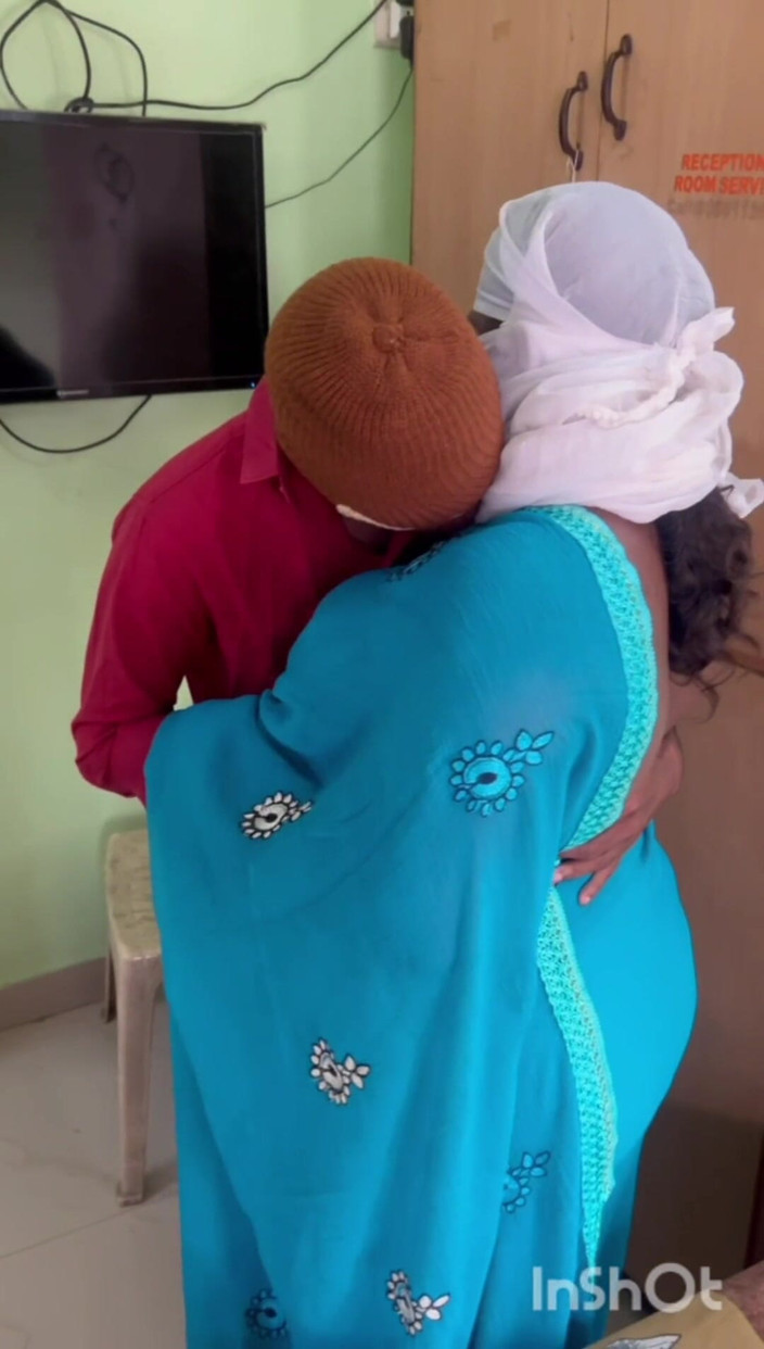 Benita sweety: sauteli bahan hot stan choos rahi hai sautele bhaee ke...