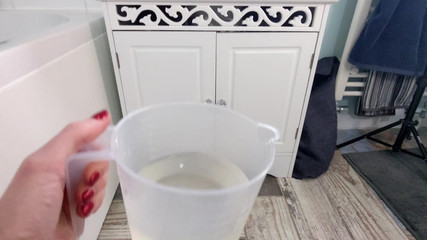 Lily kink: Bath of Pee