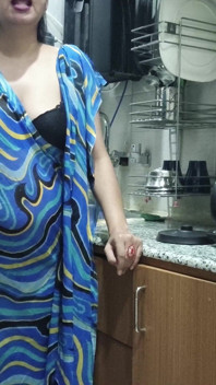 Indiana madrasta assiste e entra na cozinha do enteado para fodê-lo