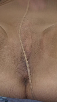 Doigtage et pisse en collants ! Une belle brune !