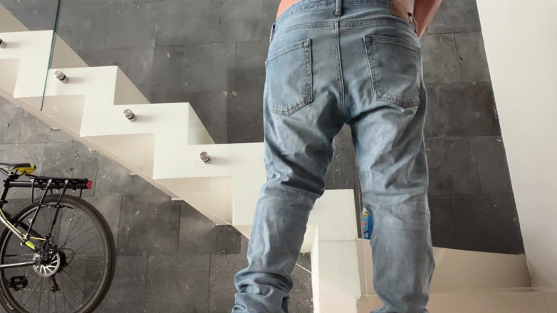 Mrs Peachesxx: Butt Crack Farts on Cleaning Day