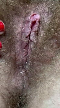 Un nouveau jouet teste une chatte poilue avec orgasme avec un gros clito