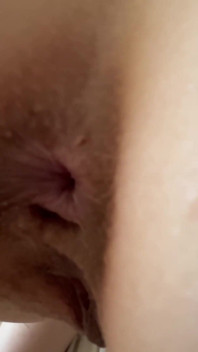 Když zůstanu cudná, neznamená to, že natáčíš detailní záběr na moje prdy a čicháš mi celý do zadku