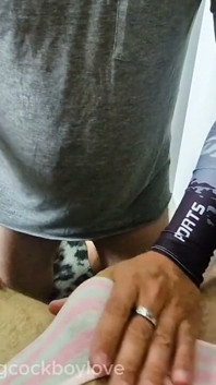Een Neukende Femboy Met Een Lul in Zijn Gat Wordt Bedekt Met Heet Sperma Van Zijn Penis in Grote Stromen