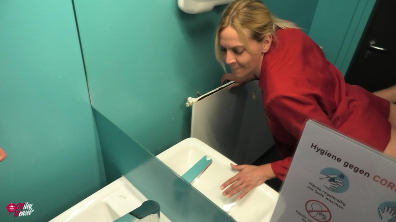 Miley Weasel: Блондинку офісну повію відтрахали в туалеті компанії!!