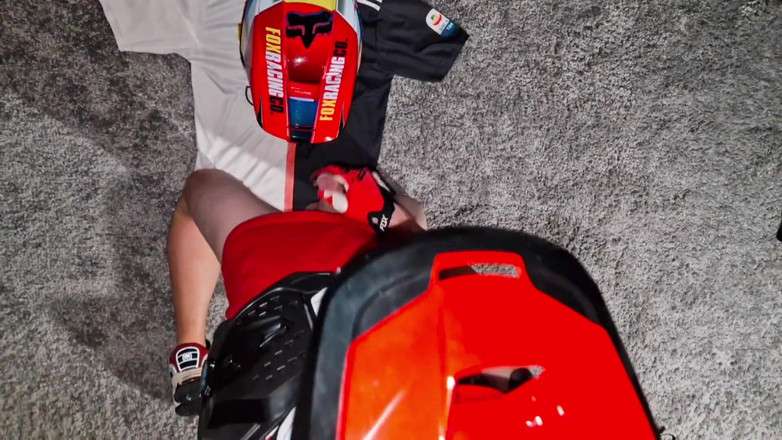 Sneakersmax98: नग्न बाइकर अपने mxhelmet पर लंड हिलाता है