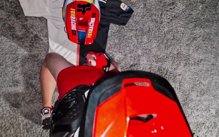 Sneakersmax98: Il motociclista nudo si masturba sul suo mxhelmet