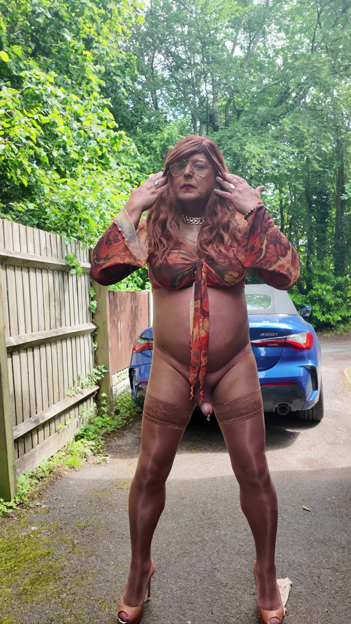 Kellycd2022: Crossdresser kellycd2022 सेक्सी थोंग स्टॉकिंग्स और ऊँची एड़ी के जूते में हस्तमैथुन कर रही है