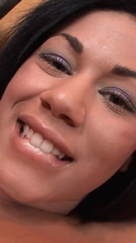 Summer Baileyeは、精液のためにコックを吸う、自慰行為、ファックする十代です