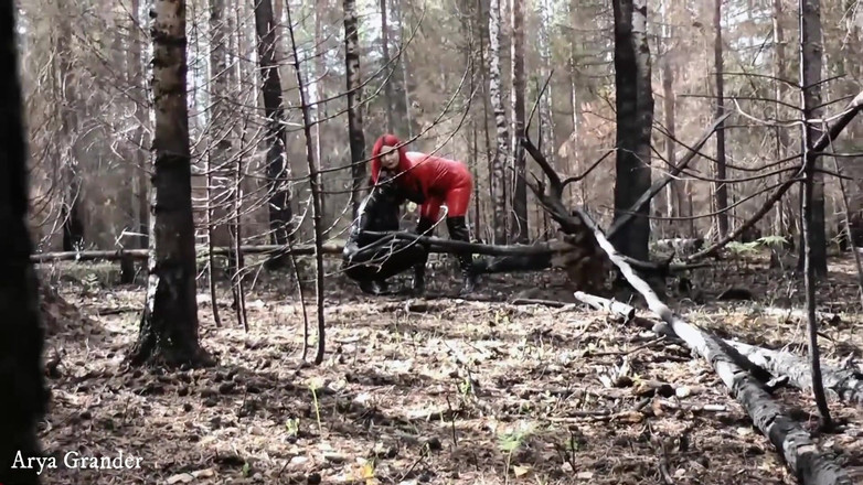 Arya Grander: Humillación de goma de látex al aire libre