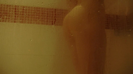 Sexy Amateurz: Lusila, solo na ação no banheiro molhado
