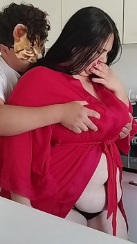 Olgun iri güzel orta yaşlı seksi kadın genç kızı baştan çıkarıyor, sadece ağır çekimde hayranlar