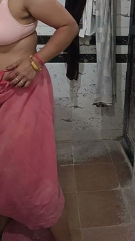 Priya Bhabi Saree velký zadek show
