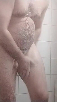 자지와 볼을 면도하는 통통한 게이