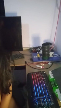 Vanessinha care se etalează în fața computerului