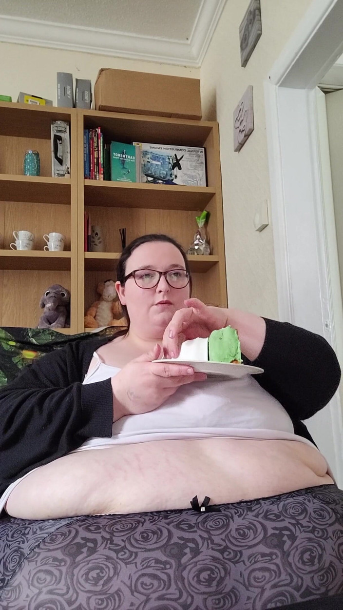 SSBBWLadyBrads: Mmm cake